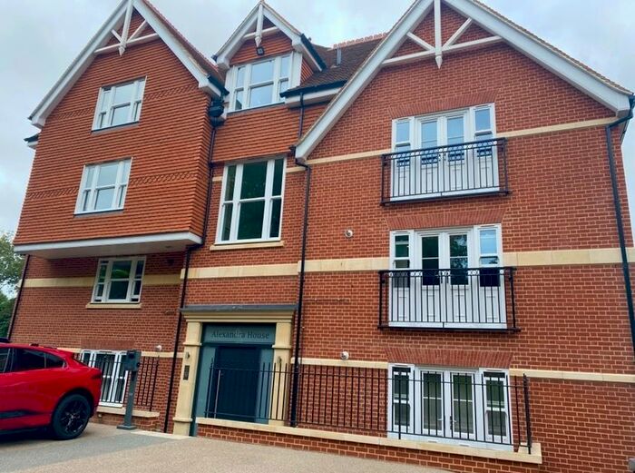 2 Bedroom Flat To Rent In Queens Avenue, Canterbury, CT2