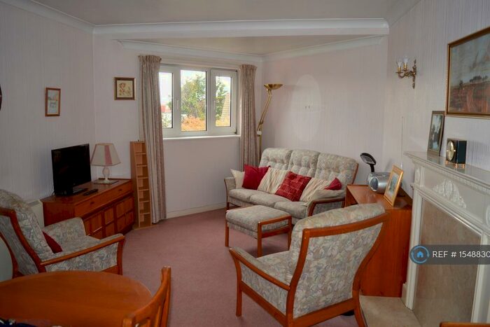 2 Bedroom Flat To Rent In Parkview Court, Newbury Park, IG2
