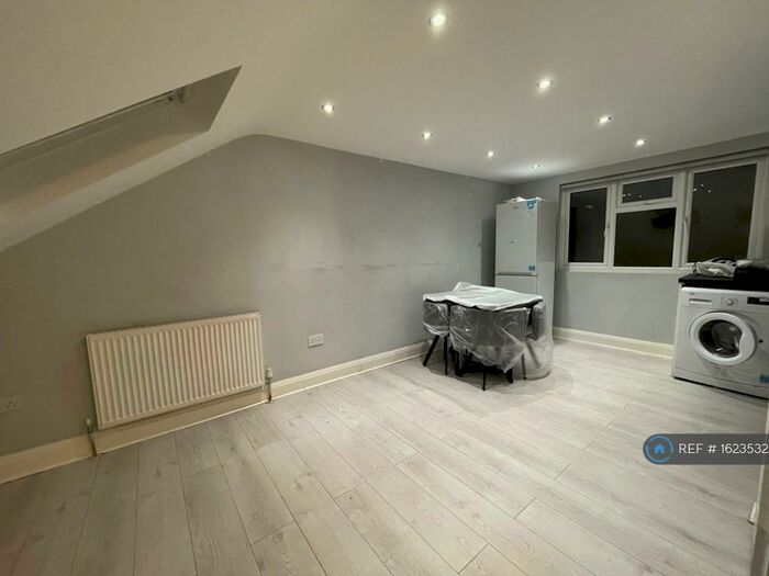 3 Bedroom Flat To Rent In Bellamy Drive, Stanmore, HA7