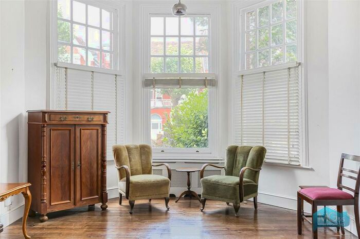 2 Bedroom Apartment To Rent In Queens Avenue, London, N10