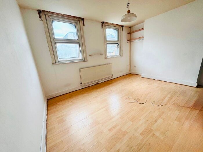 3 Bedroom Flat To Rent In Kingsland High Street, London, E8