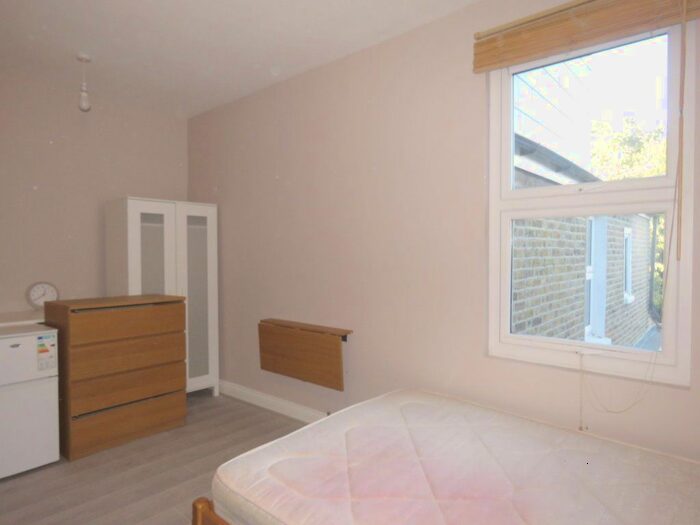 Studio To Rent In Houseshare Cavendish Rd, Colliers Wood, London, SW19