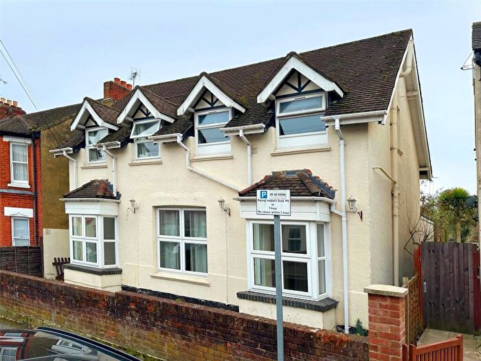 2 Bedroom Flat For Sale In St. Michaels Road, Aldershot, Hampshire, GU12