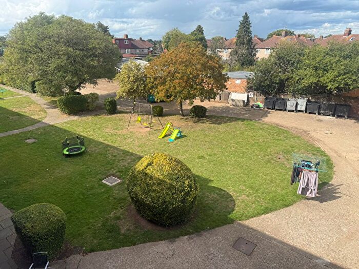 2 Bedroom Flat To Rent In Great West Road, Hounslow, TW5