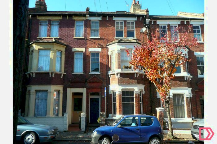 3 Bedroom Flat To Rent In Garfield Road, London, London, SW11