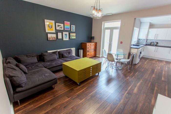 6 Bedroom Terraced House To Rent In Esher Road, L6