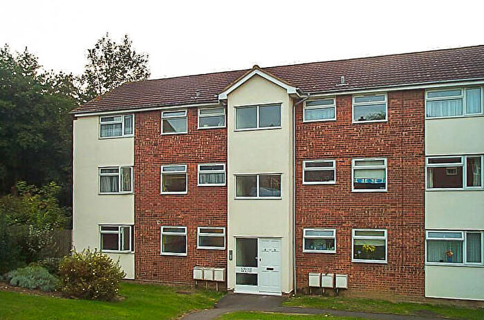 2 Bedroom Flat To Rent In Firsgrove Crescent, Brentwood, Essex, CM14