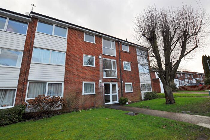2 Bedroom Flat To Rent In Cedarwood Drive, St Albans, AL4
