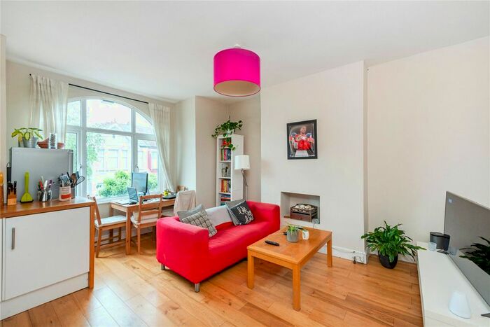 3 Bedroom Maisonette To Rent In Nimrod Road, London, SW16