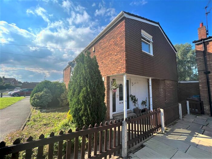 3 Bedroom Semi-Detached House To Rent In Peckham Close, Hull, HU8