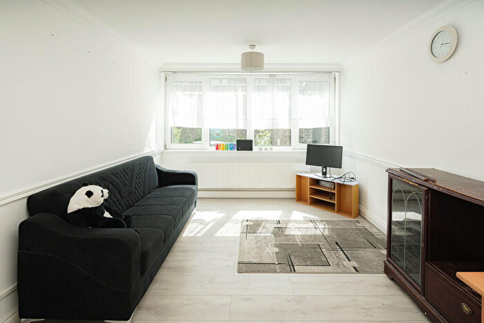 3 Bedroom Apartment For Sale In Kinglake Street, London, SE17