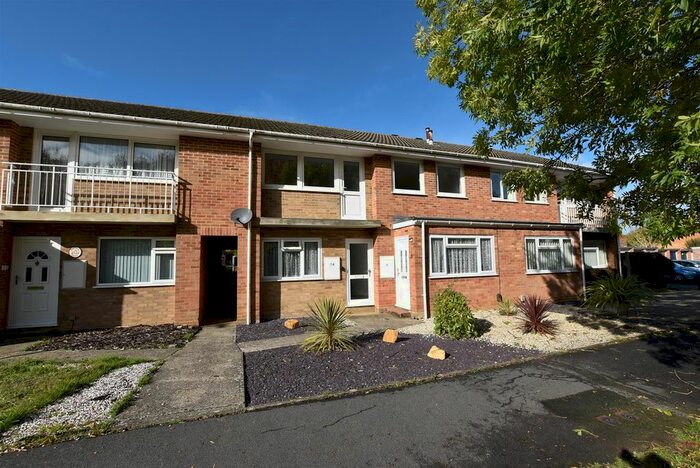 2 Bedroom Maisonette To Rent In Twyford Court, Maidstone, ME14