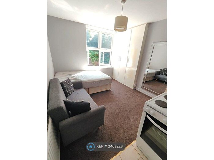 Studio To Rent In Downs Road, Luton, LU1