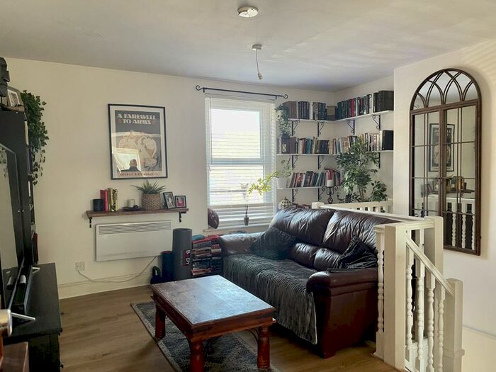 2 Bedroom Flat To Rent In Park Street, Horsham, RH12