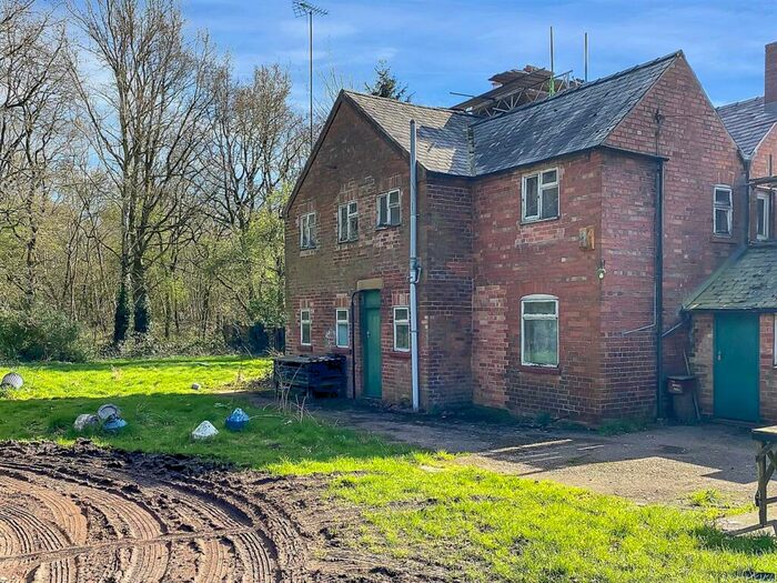 3 Bedroom Semi-Detached House For Sale In Stapleford Lane, Coddington, Newark, NG24