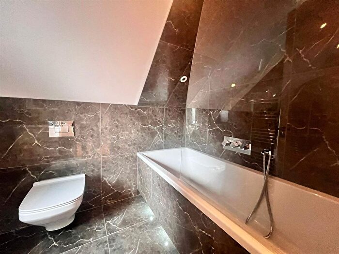 2 Bedroom Detached House To Rent In Edeleny Close, London, N2
