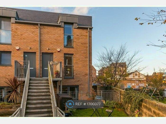 3 Bedroom Flat To Rent In Mcdonald Place, Edinburgh, EH7