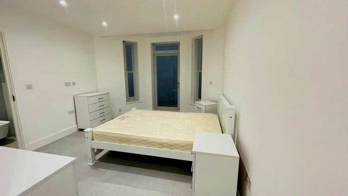 2 Bedroom Flat To Rent In Trinity Road, London, SW17