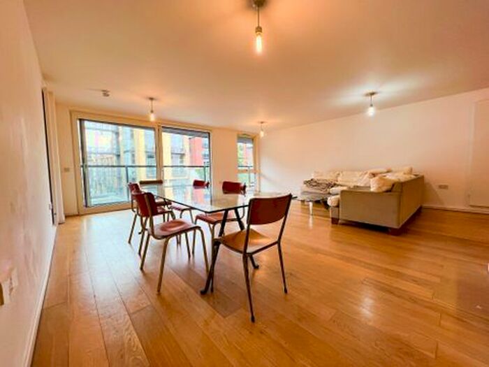 3 Bedroom Flat To Rent In De Beauvoir Crescent, London, N1