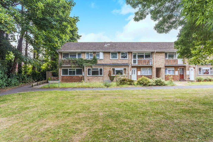 2 Bedroom Flat To Rent In Twyford Court, Maidstone, Kent, ME14