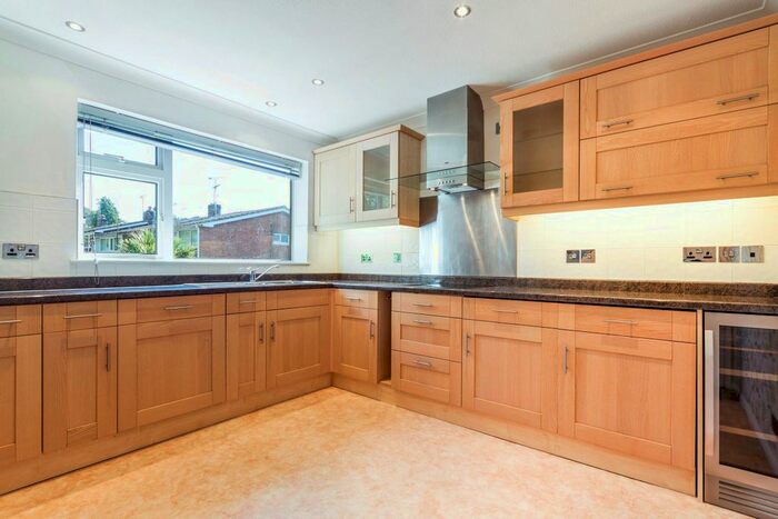 2 Bedroom Flat To Rent In Lyon Road, Crowthorne RG45