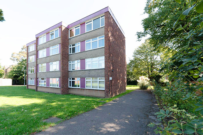 2 Bedroom Flat To Rent In Beechwood Park, South Woodford, E18