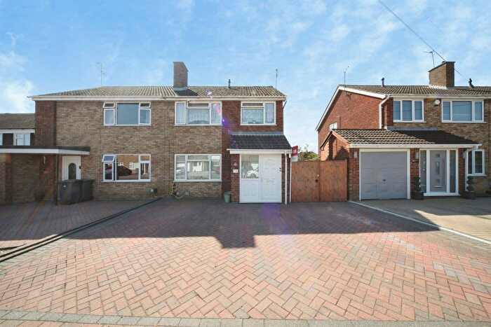 3 Bedroom Semi Detached House For Sale In Galston Road, Luton, LU3