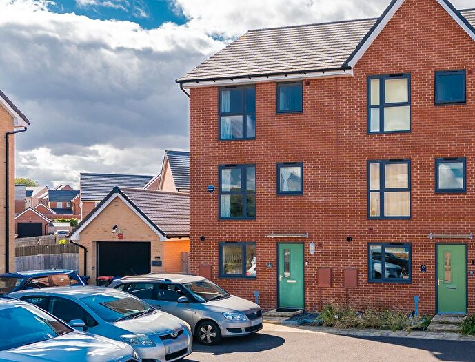 4 Bedroom End Of Terrace House For Sale In Farr Meadow, Eagle Farm South, Milton Keynes, MK17