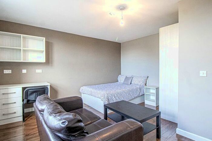 Studio To Rent In Apt, Belle Vue Road #, LS3