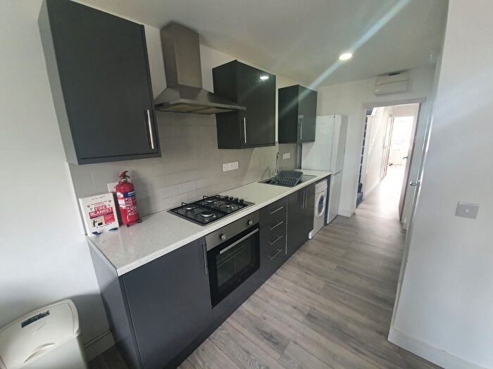 3 Bedroom Flat To Rent In Russell Street, Cathays, Cardiff, CF24