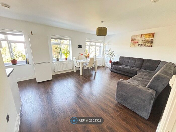 3 Bedroom Flat To Rent In New Road, London, N22