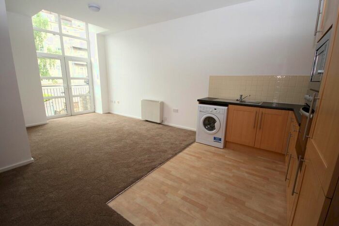 2 Bedroom Flat To Rent In Brackendale, Bradford, BD10