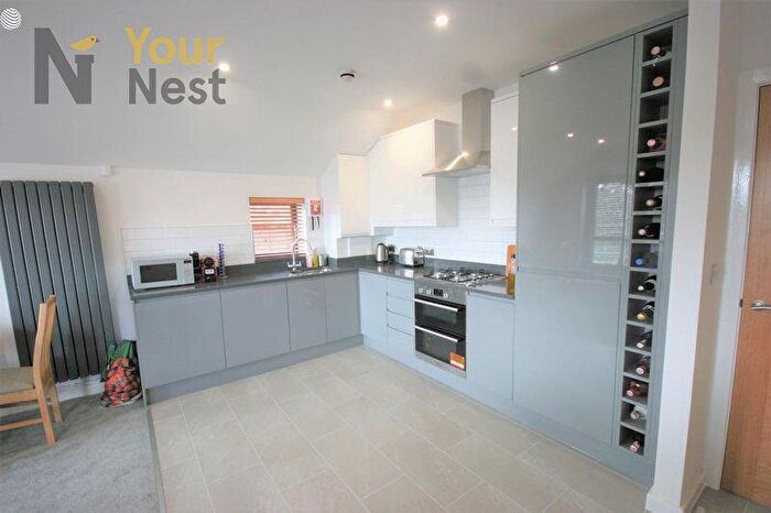 4 Bedroom Flat To Rent In Back On The Market. Ash Road, Headingley, Leeds, LS6