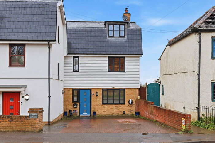 3 Bedroom Detached House For Sale In Harlow Road, Roydon, CM19