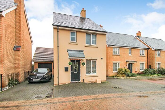 3 Bedroom Detached House For Sale In Finzi Grove, Biggleswade, SG18