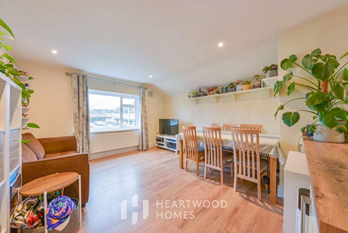 2 Bedroom Maisonette For Sale In Castle Road, St. Albans, AL1