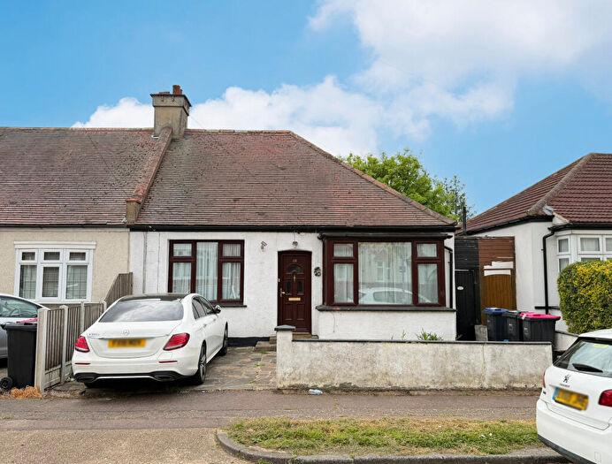 2 Bedroom Bungalow For Sale In Eastcote Grove, Southend-on-Sea, Essex, SS2
