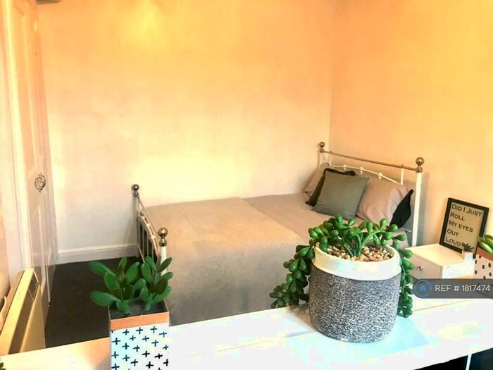 Studio To Rent In Beeston, Leeds, LS11