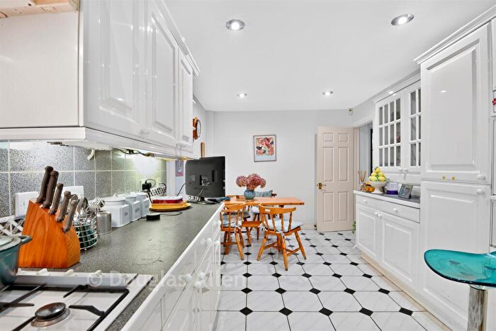 4 Bedroom Detached House For Sale In Chestnut Walk, Woodford Green, Essex, IG8