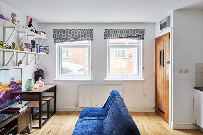 1 Bedroom Apartment For Sale In Clarence Mews, Clapton, E5