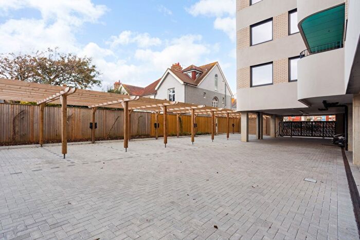 2 Bedroom Flat For Sale In Kingsway, Hove, BN3