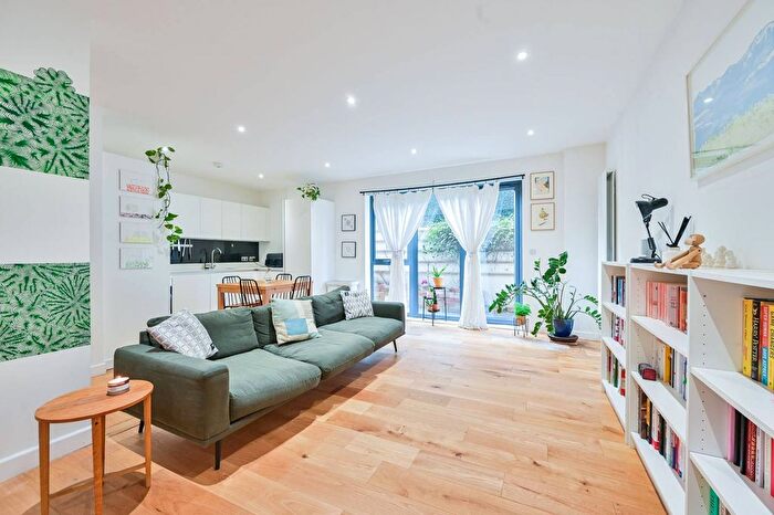 3 Bedroom Flat For Sale In Waleorde Road, Elephant And Castle, London, SE17