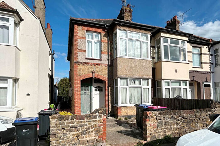 2 Bedroom Flat For Sale In Seaforth Avenue, Southend-on-sea, Essex, SS2