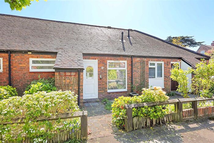 1 Bedroom Terraced Bungalow For Sale In Cedars Drive, Hillingdon, UB10