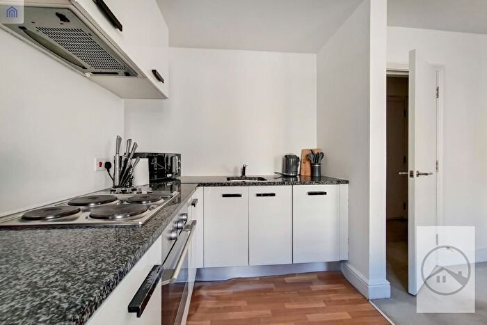 2 Bedroom Flat To Rent In Battersea Park Road, London, SW11