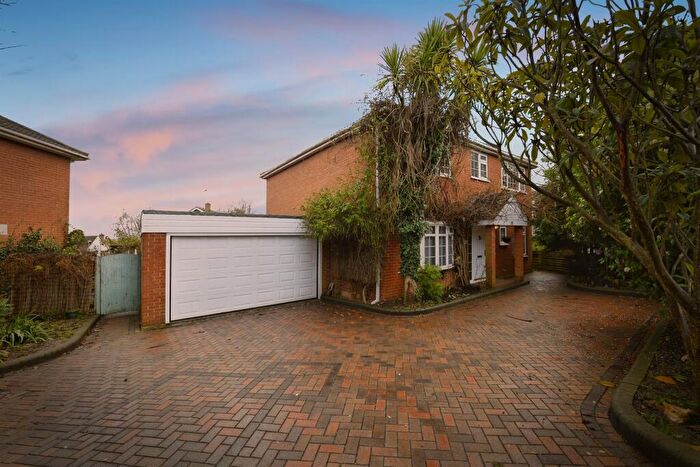 4 Bedroom Detached House For Sale In High Road, Rayleigh, SS6