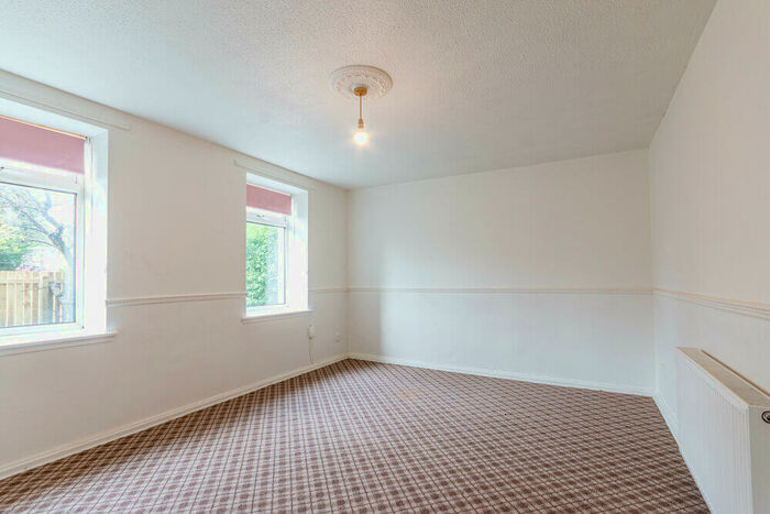 3 Bedroom Flat To Rent In L &#; West Pilton Green, Edinburgh, EH4