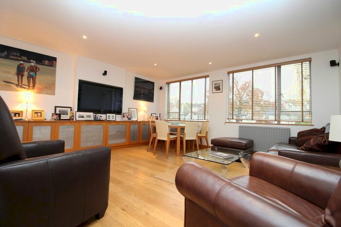 3 Bedroom Flat To Rent In Grove Avenue, London, N10