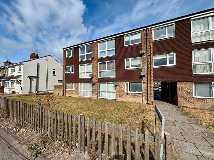 2 Bedroom Flat For Sale In Fairfield Close, Dunstable, LU5