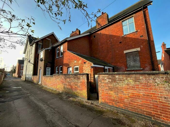 3 Bedroom Semi-Detached House To Rent In Western Road, Wolverton, MK12